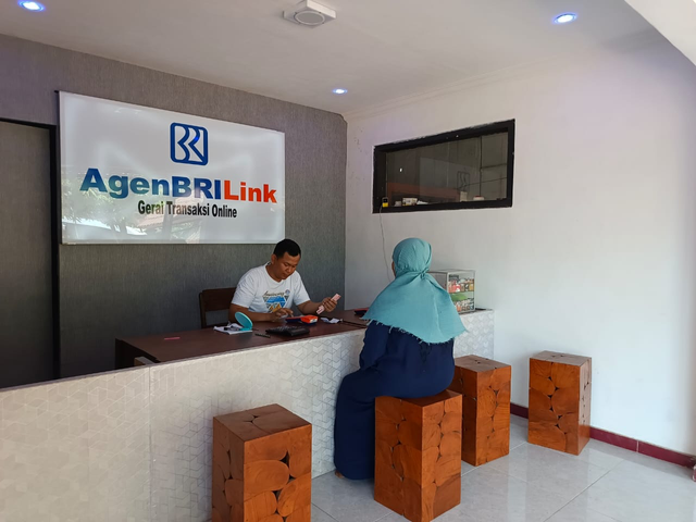 Ilham sebagai AgenBRILink di Desa Balung, Kecamatan Kendit, Kabupaten Situbondo. Foto: Dok. BRI