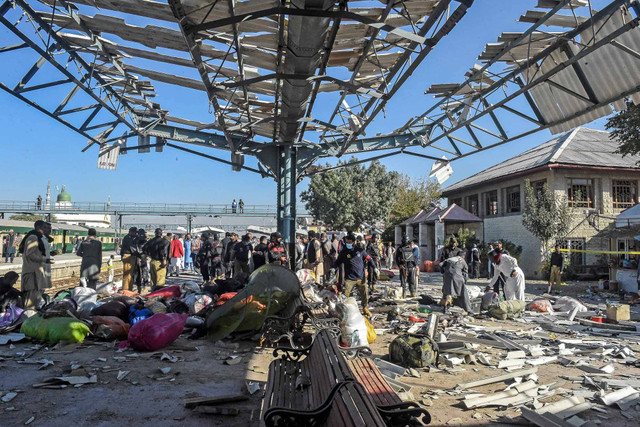 Barang-barang milik penumpang berserakan di peron setelah ledakan di stasiun kereta api di Quetta, provinsi Balochistan, Pakistan, pada 9 November 2024. Foto: Banaras Khan/AFP