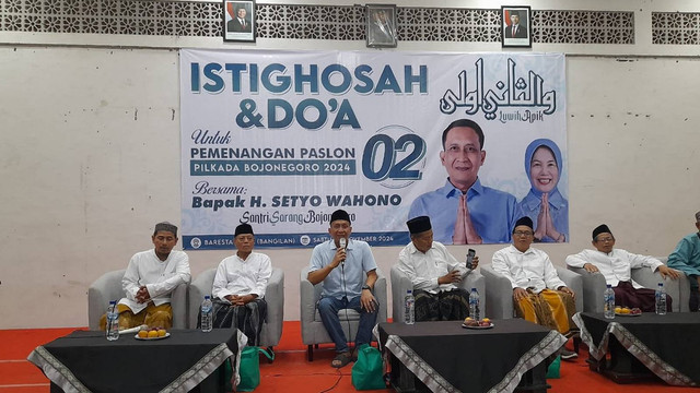 Calon Bupati Bojonegoro Setyo Wahono saat hadiri istighosah dan doa, di Aula Baresta Cafe, Desa Bangilan, Kecamatan Kapas, Kabupaten Bojonegoro. Sabtu (09/11/2024). (Aset: Istimewa)