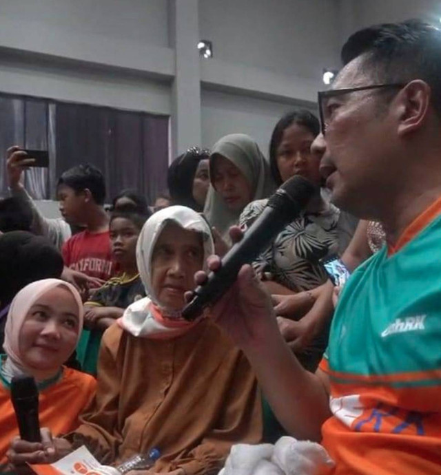 Ridwan Kamil bertemu dengan Nenek Hasna asal Tanah Tinggi, Johar Baru, Jakpus, yang tinggal di rumah 2x3 bersama 12 orang, Sabtu (9/11). Foto: Thomas Bosco/kumparan