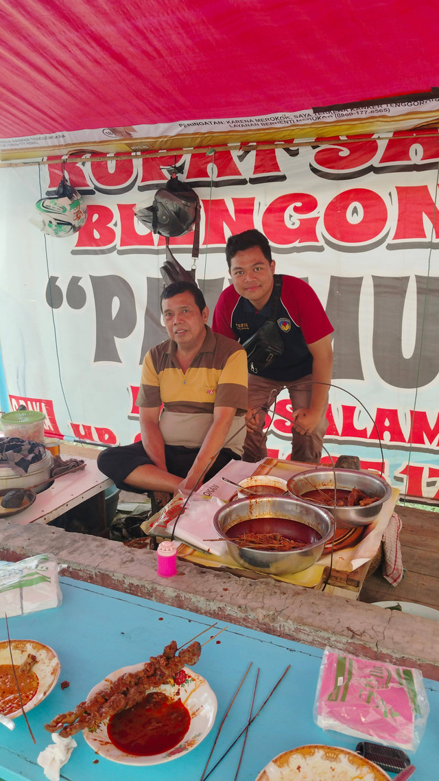 Pak Mul salah satu penjual sate blengong.