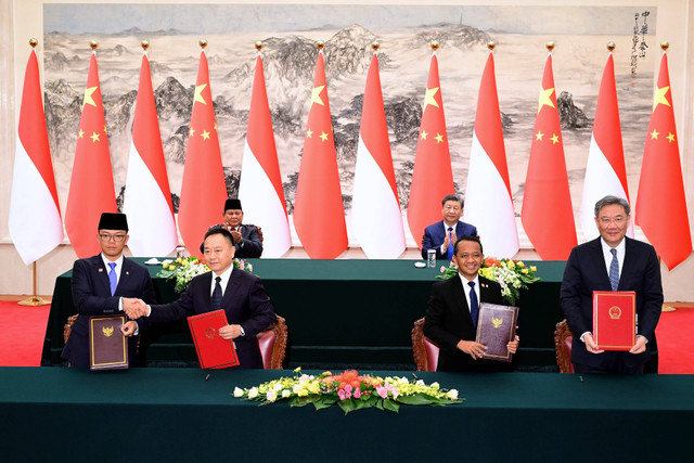 Menteri ESDM Bahlil Lahadalia mendantangani kerja sama di bidang mineral dengan pemerintah China, disaksikan oleh Presiden Prabowo Subianto dan Presiden China, Xi Jinping, Sabtu (9/11/2024). Dok: BPMI Foto: Dok. BPMI