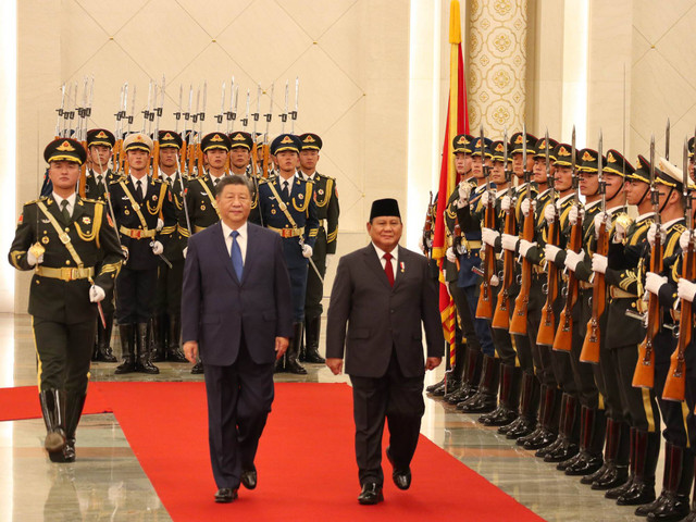 Presiden Prabowo Subianto dan Presiden Xi Jinping melakukan inspeksi pasukan saat upacara kenegaraan di Balai Besar Rakyat, Beijing, China pada Sabtu (09/11/2024). Foto: Desca Lidya Natalia/Antara