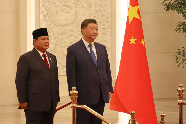 Presiden Prabowo Subianto (kiri) dan Presiden Xi Jinping mengikuti upacara kenegaraan di Balai Besar Rakyat, Beijing, China pada Sabtu (09/11/2024).  Foto: Desca Lidya Natalia/Antara