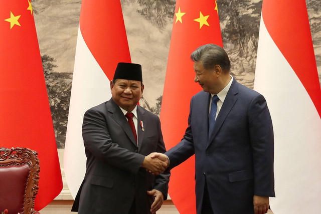 Presiden Prabowo Subianto menyalami Presiden Xi Jinping sebelum menyaksikan MoU antara kedua negara di Balai Besar Rakyat, Beijing, China pada Sabtu (9/11/2024). Foto: Desca Lidya Natalia/Antara