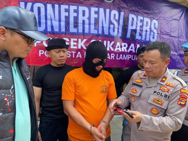 Pelaku yang berhasil diamankan Polisi. | Foto: Sinta Yuliana/Lampung Geh