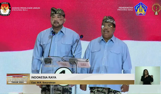 Paslon cagub dan cawagub nomor urut 1, I Made Muliawan Arya alias De Gadjah-Putu I Agus Suradnyana alias PAS (Mulia-PAS) dalam Debat Pilgub Bali ke II. Foto: Dok. SS KPU Bali 