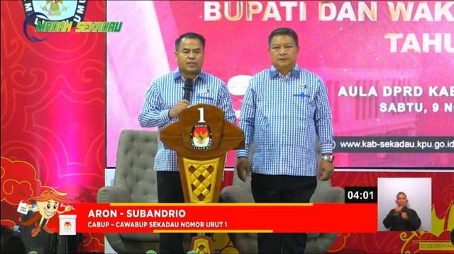 Paslon Bupati dan Wabup Sekadau nomor urut 1, Aron-Subandrio, saat debat publik, Sabtu malam, 9 November 2024. Foto: YouTube Madah Sekadau