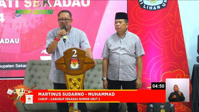 Paslon Bupati dan Wakil Bupati Sekadau nomor urut 2, Martinus Sudarno-Muhammad, saat debat publik, Sabtu malam, 9 November 2024. Foto: YouTube Madah Sekadau