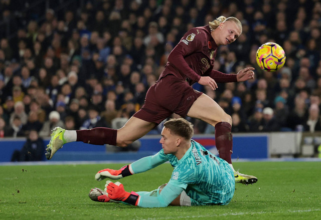 Bart Verbruggen gagal tepis sempuran sepakan Erling Haaland saat Brighton & Hove Albion vs Man City dalam laga pekan ke-11 Liga Inggris 2024/25 di Stadion AMEX, Minggu (10/11) dini hari WIB. Foto: Action Images via Reuters/Paul Childs