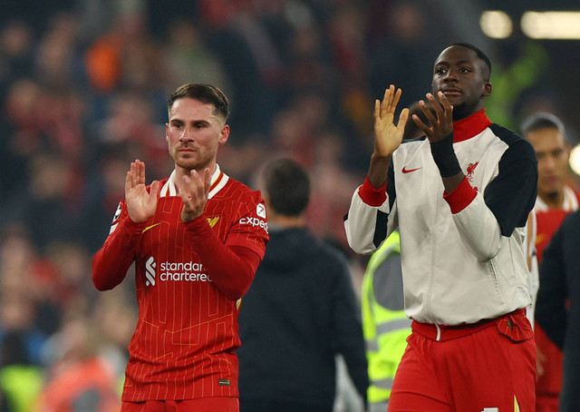 Pemain Liverpool, Alexis Mac Allister dan Ibrahima Konate, seusai laga Liga Champions 2024/25. Foto: REUTERS/Molly Darlington