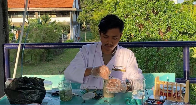 Ramadhita Putra Purnomo saat membuat campuran limbah lumpur minyak dengan nutrien dari limbah dapur untuk menghasilkan sistem bio-elektrokimia. Foto: Humas ITS