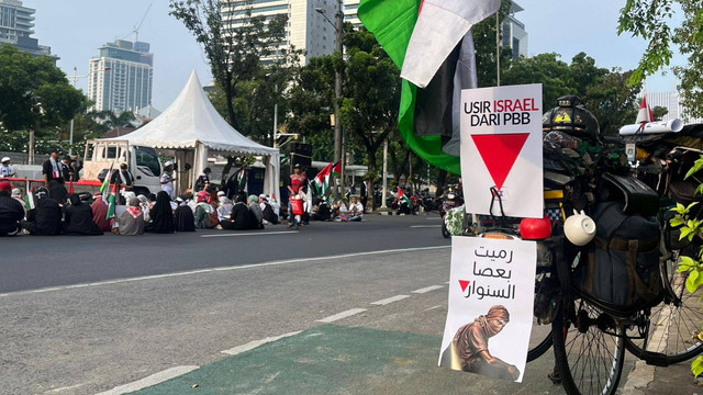 Sejumlah massa menggelar Aksi Bela Palestina di depan Kedutaan Besar Amerika Serikat, Medan Merdeka Selatan, Minggu (10/11). Foto: Haya Syahira/kumparan