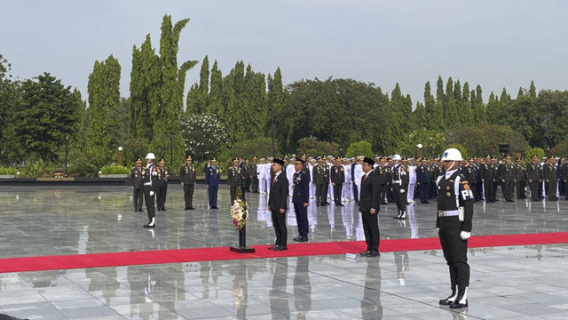 Wapres Gibran Rakabuming Raka memimpin prosesi upacara hari pahlawan di Taman Makam Pahlawan, Kalibata, Jaksel pada Minggu (10/11/2024). Foto: Abid Raihan/kumparan