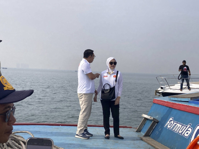 Ridwan Kamil bersama Atalia Praratya melakukan blusukan di Pulau Untung Jawa, Kepulauan Seribu, Minggu (10/11/2024). Foto: Alya Zahra/kumparan 