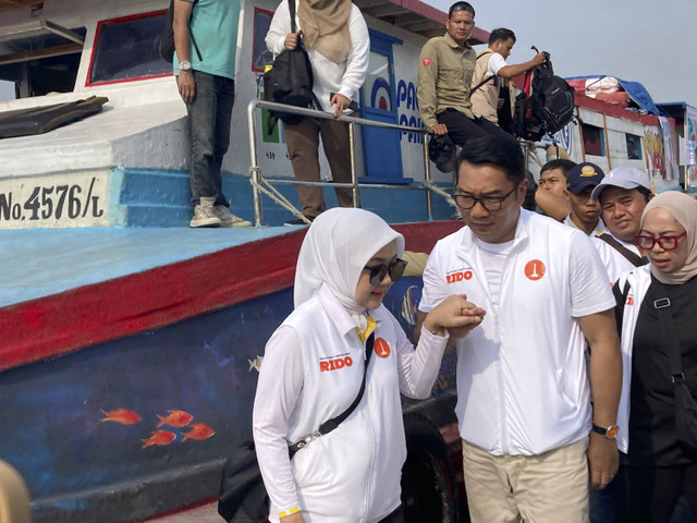 Ridwan Kamil bersama Atalia Praratya melakukan blusukan di Pulau Untung Jawa, Kepulauan Seribu, Minggu (10/11/2024). Foto: Alya Zahra/kumparan 