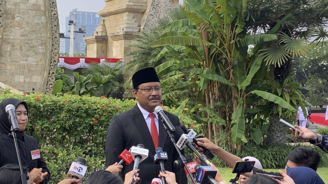 Menteri Sosial Saifullah Yusuf bersama cucu Moh. Hatta Meutia Farida Hatta di Taman Makam Pahlawan, Kalibata, Jaksel pada Minggu (10/11/2024). Foto: Abid Raihan/kumparan