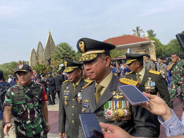 Panglima TNI Jenderal Agus Subiyanto di Taman Makam Pahlawan, Kalibata, Jaksel pada Minggu (10/11/2024). Foto: Abid Raihan/kumparan