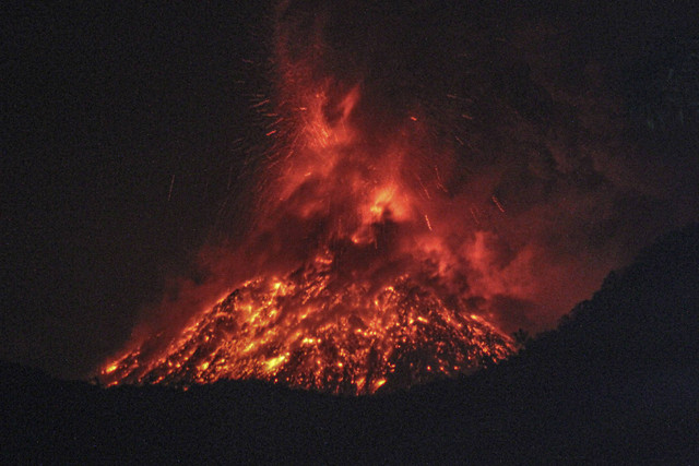 Lava pijar keluar dari kawah Gunung Lewotobi Laki-laki tampak dari Desa Konga di Titehena, Kabupaten Flores Timur, Nusa Tenggara Timur, Minggu (10/11/2024). Foto: Aditya Pradana Putra/ANTARA FOTO