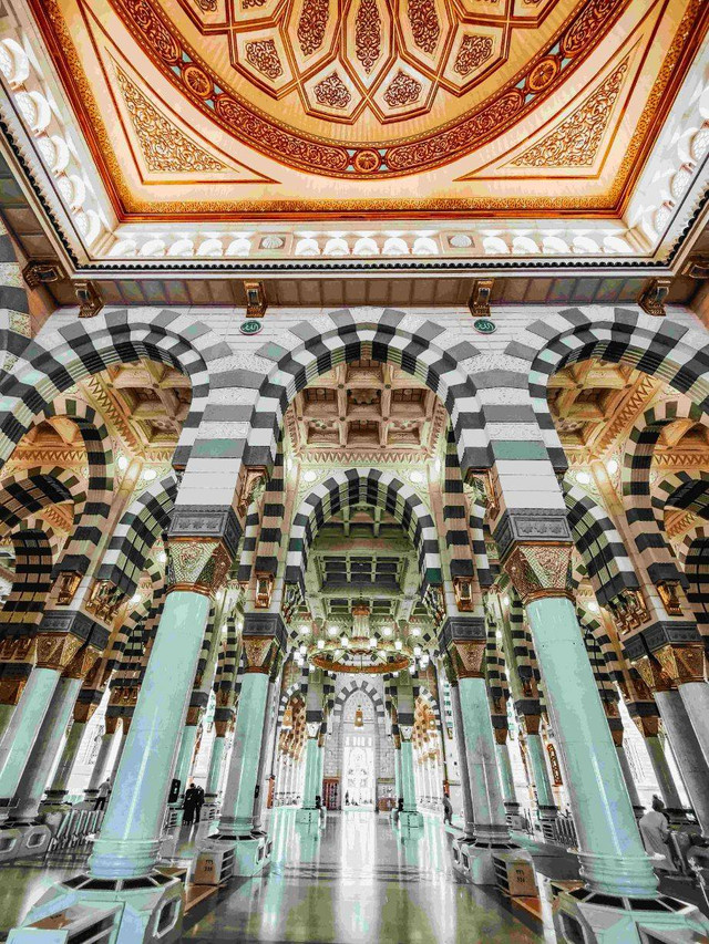 Gambar interior Masjid Nabawi, Sumber: pexels