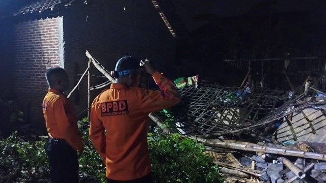 Kondisi rumah warga di Kabupaten Bojonegoro yang roboh akibat diterjang angin kencang. Sabtu (09/11/2024) (Aset: Istimewa)