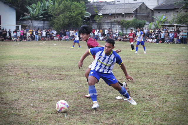 Aksi duel pemain tarkam saat pertandingan berlangsung. Foto: Iqbal Firdaus/kumparan