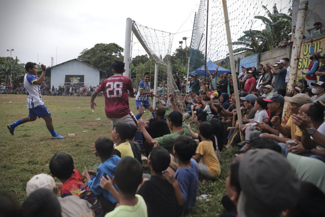 Sejumlah penonton berada pinggir lapangan. Foto: Iqbal Firdaus/kumparan