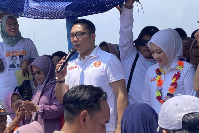 Cagub Jakarta Ridwan Kamil bersama sang istri Atalia Praratya melakukan blusukan di Kepulauan Seribu, Minggu (10/11/2024). Foto: Alya Zahra/kumparan 