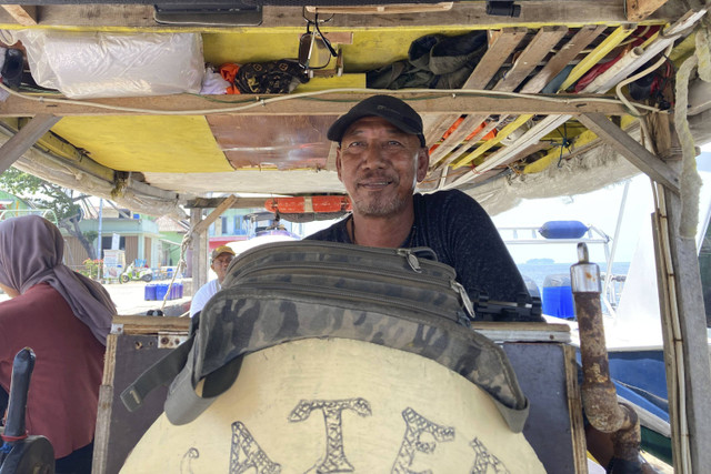 Yony (51), seorang wiraswasta angkutan kapal tradisional antara Pulau Panggang dan Pramuka, di Kepulauan Seribu, Minggu (10/11/2024). Foto: Alya Zahra/kumparan 