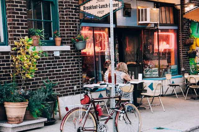 Cafe dekat Taman Langsat. Foto hanyalailustrasi bukan tempat sebenarnya. Sumber: Unsplash/Xochi