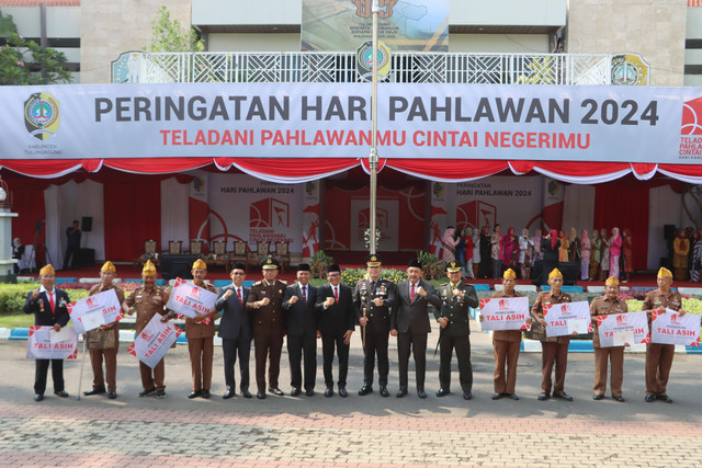 Kapolres Tulungagung Mengikuti Upacara Bendera Dalam Peringatan Hari Pahlawan 