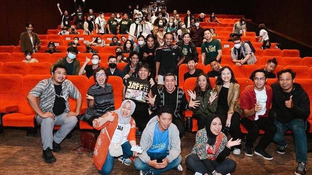 Para pengunjung dan pembuat film di JAFF 2022 berfoto bersama setelah pemutaran film. Foto: JAFF 2022