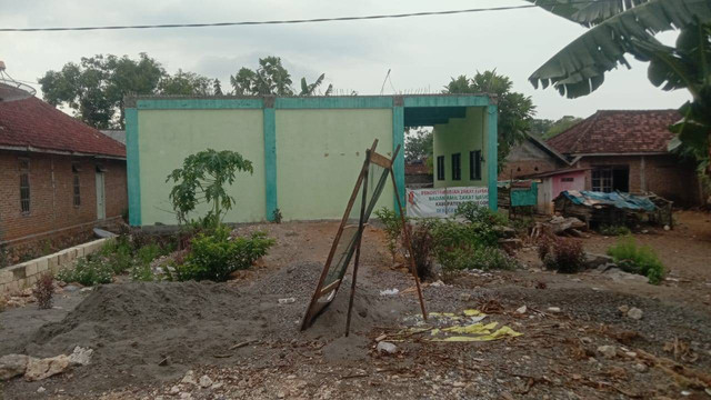 Ilustrasi salah satu gedung kelas MI di desa Dander, Bojonegoro yang digunakan untuk kegiatan belajar-mengajar meskipun belum layak digunakan. (foto pribadi)