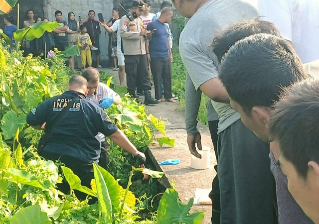 Petugas kepolisian saat mengevakuasi mayat wanita di bawah jembatan setapak di Kelurahan 3-4 Ulu, Palembang. (ist)