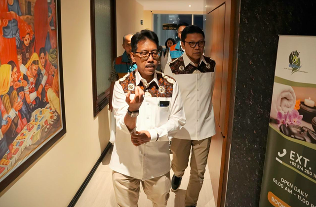 Pasangan Calon Nomor Urut 3 Pilwalkot Yogya, Afnan-Singgih, menuju ruang debat pada di Hotel Tara, Yogya, Jumat (8/11) malam. Foto: Dok. Tim Pemenangan Afnan-Singgih. 