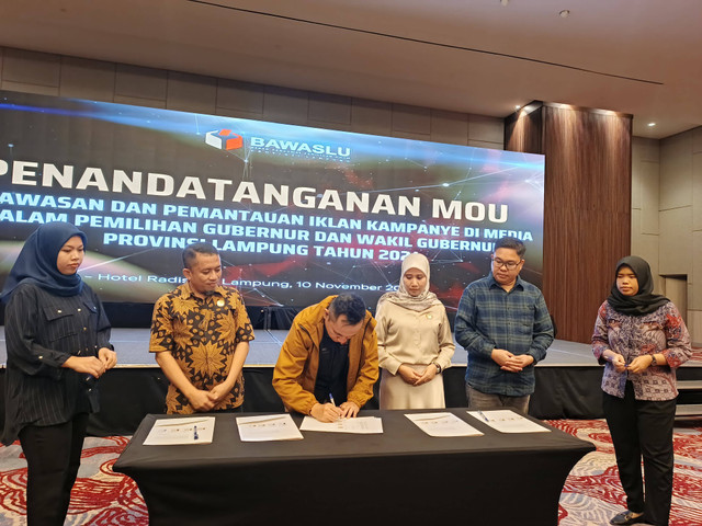 Penandatanganan MoU pengawasan dan pemantauan iklan kampanye Bawaslu bersama KPU, Komisi Penyiaran Indonesia Daerah (KPID), dan Komisi Informasi (KI) Provinsi Lampung pada Pilkada Tahun 2024 | Foto : Eka Febriani/ Lampung Geh