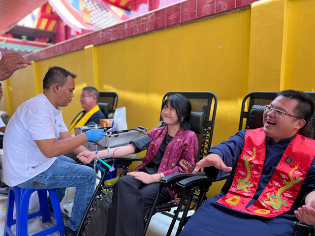 Anggota Komite III DPD RI dr. Ratu Tenny Leriva saat mendonorkan darah di kegiatan bakti sosial di Palembang, Foto : Ist