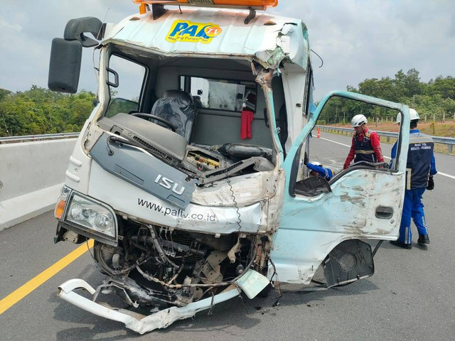 Mobil kru TV lokal Palembang yang ringsek akibat kecelakaan. (ist)