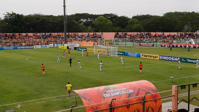 Pertandingan Persibo Bojonegoro vs Deltras FC Sidoarjo, di Stadion Letjen H Soedirman Bojonegoro, Minggu (10/11/2024) (Aset: Imam Nurcahyo/beritabojonegoro)