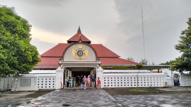 Masjid Gedhe Kauman, Yogyakarta yang didalamnya banyak simbol bermakna menjadikan masjid sangat filosofis. Sumber: Dokumen Pribadi