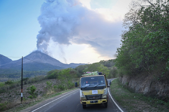 Truk membawa warga terdampak erupsi Gunung Lewotobi Laki-Laki, Minggu (10/11/2024). Foto: Aditya Pradana Putra/ANTARA FOTO