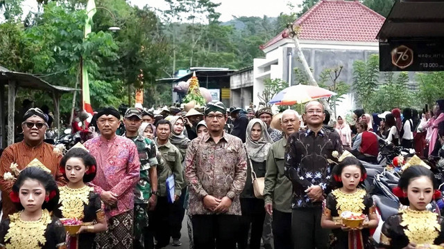 Kepala Dinas Pemberdayaan Masyarakat dan Desa (DPMD) Provinsi Jawa Timur, Budi Sarwoto membuka Festival Desa Adat Baritan di Desa Salamwates, Kecamatan Dongko, Kabupaten Trenggalek pada Senin, (22/07/2024). (Foto: Disparbud Trenggalek).