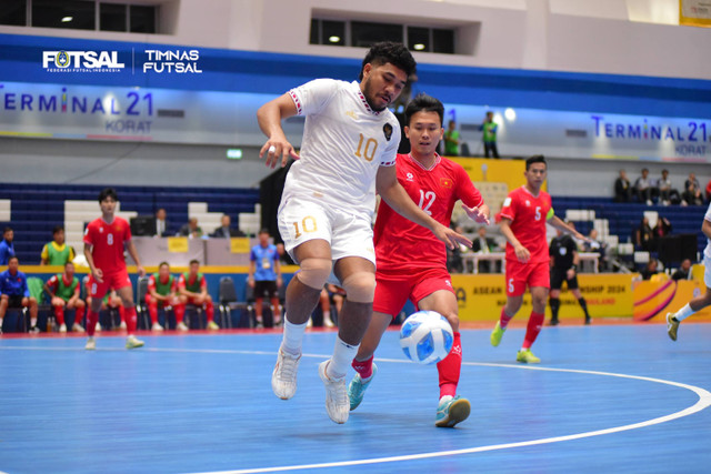 Timnas Futsal Indonesia saat melawan Timnas Futsal Vietnam pada pertandingan Final Piala AFF 2024 di Terminal 21 Nakhon Ratchasima, Thailand, Minggu (10/11/2024). Foto: FFI