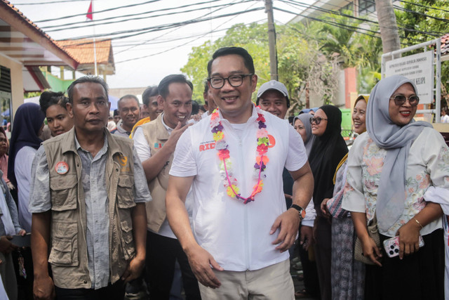 Calon Gubernur DKI Jakarta nomor urut 1 Ridwan Kamil bersama istri Atalia Praratya saat melakukan kampanye di Kepulauan Seribu, Jakarta, Minggu (10/11/2024). Foto: Timses