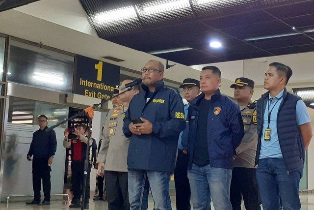 Dirreskrimum Polda Metro Jaya, Kombes Wira Satya Triputra jumpa pers di Bandara Soekarno-Hatta terkait penangkapan 2 tersangka judol Komdigi, Minggu (10/11/2024). Foto: kumparan