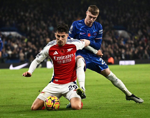 Duel Kai Havertz dan Cole Palmer saat Chelsea vs Arsenal dalam laga pekan ke-11 Liga Inggris 2024/25 di Stadion Stamford Bridge, Minggu (10/11) malam WIB. Foto: REUTERS/Dylan Martinez 