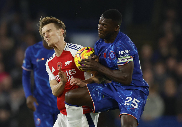 Duel Martin Odegaard dan Moises Caicedo saat Chelsea vs Arsenal dalam laga pekan ke-11 Liga Inggris 2024/25 di Stadion Stamford Bridge, Minggu (10/11) malam WIB. Foto: Action Images via Reuters/Peter Cziborra