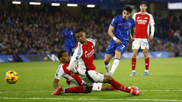 Detik-detik Pedro Neto cetak gol saat Chelsea vs Arsenal dalam laga pekan ke-11 Liga Inggris 2024/25 di Stadion Stamford Bridge, Minggu (10/11) malam WIB. Foto: Action Images via Reuters/Peter Cziborra