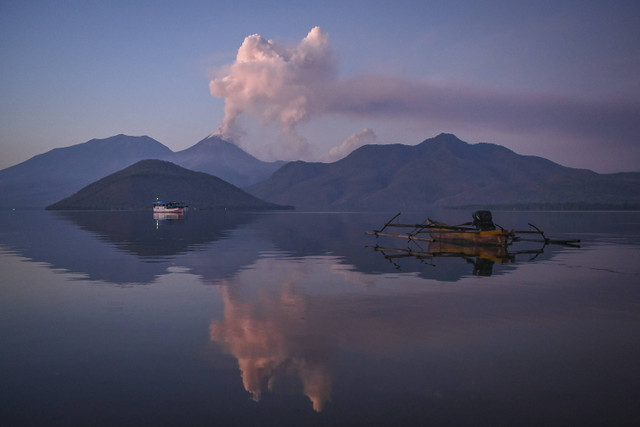 Kolom asap keluar dari kawah Gunung Lewotobi Laki-laki tampak dari Desa Lewolaga di Titehena, Kabupaten Flores Timur, Nusa Tenggara Timur, Senin (11/11/2024). Foto: Aditya Pradana Putra/ANTARA FOTO