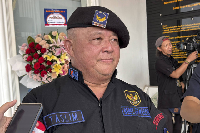 Sekretaris Jendral (Sekjen) NasDem Hermawi Taslim menjawab pertanyaan wartawan di Akademi Bela Negara, Jakarta Selatan, Senin (11/11/2024). Foto: Alya Zahra/kumparan 